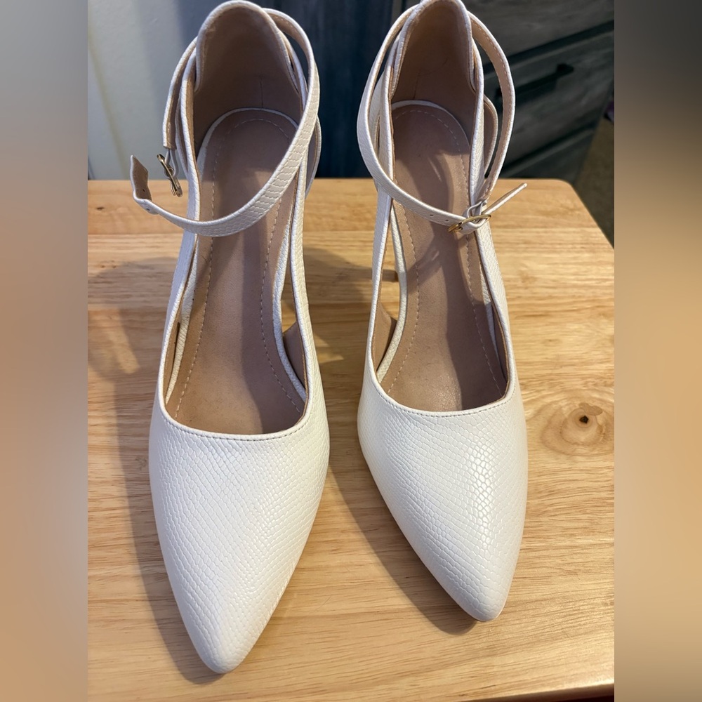 Women's Ankle Strap Pointed Toe Pumps - Off White